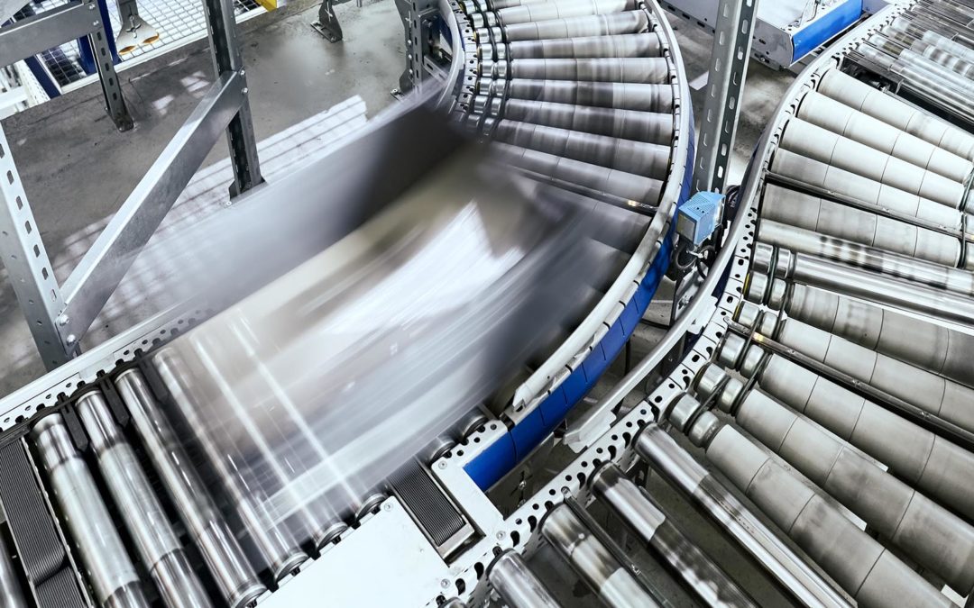 Warehouse conveyer system inside large warehouse