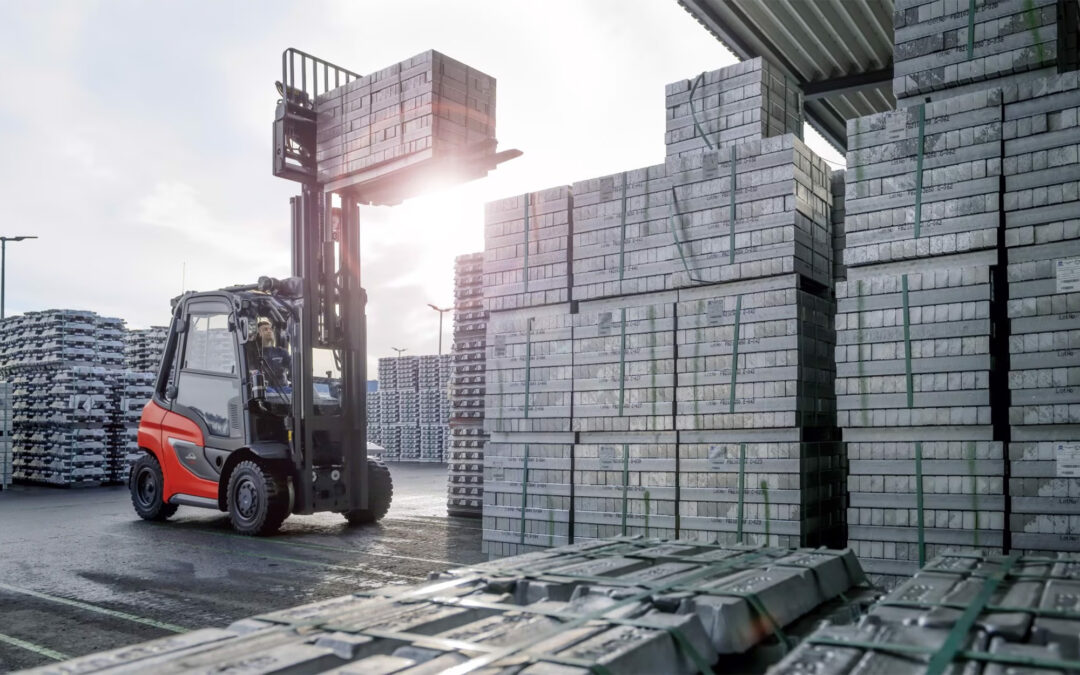 Side view of Linde hydrostatic forklift