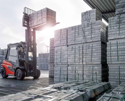 Side view of Linde hydrostatic forklift